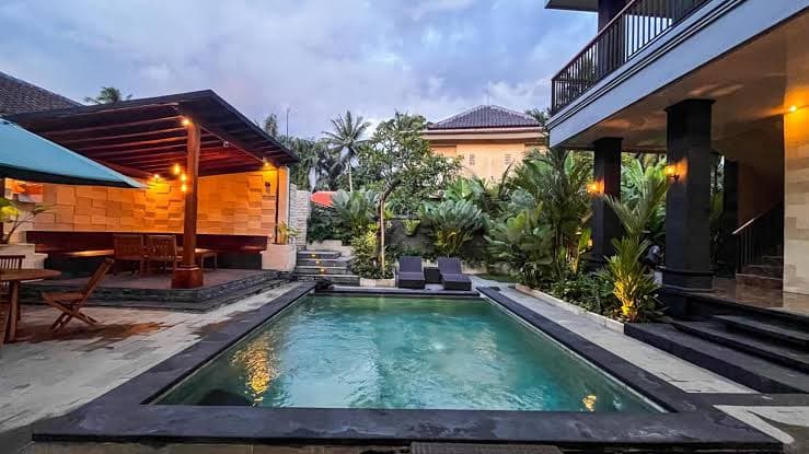 Pool, sun loungers and the covered dining area