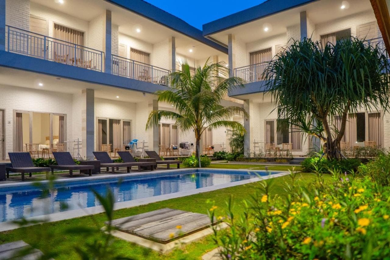 a view of the courtyard of a hotel with a swimming pool at Berawa Dini Guesthouse in Canggu