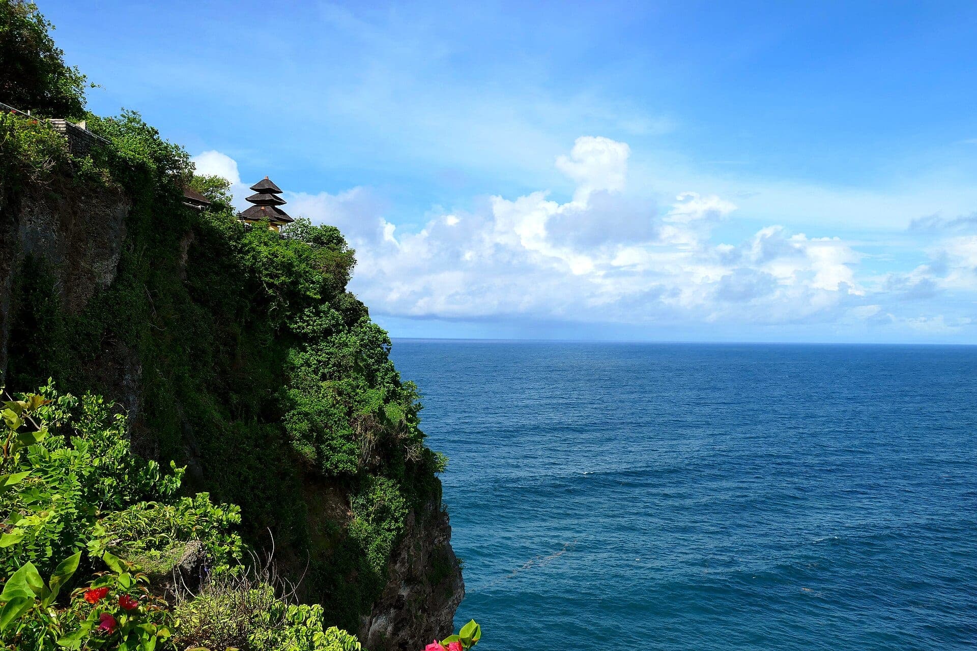 Uluwatu Temple and ocean, scenic landscape view
