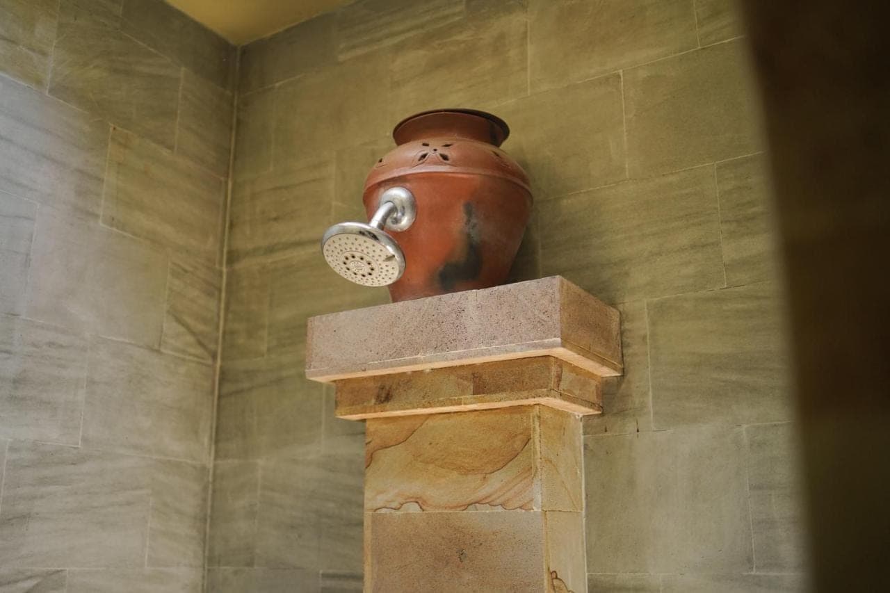 a large vase sitting on top of a pillar at Apa Kabar Villas in Amed