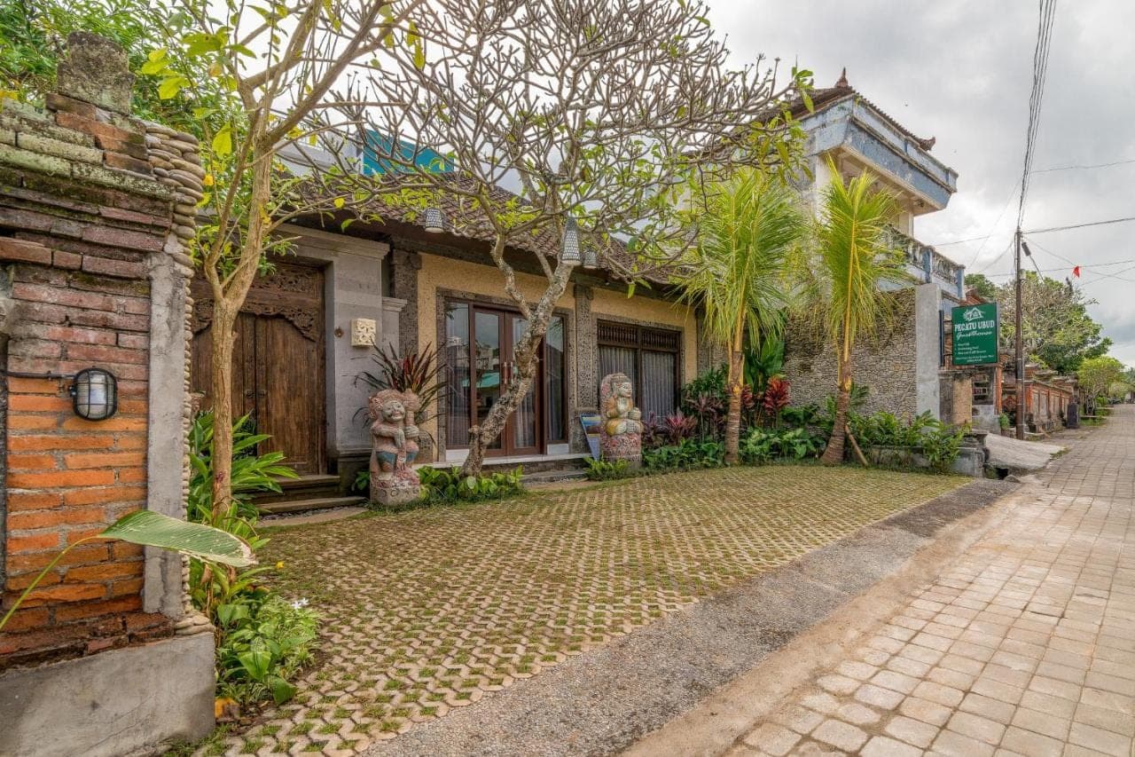 a brick house with a cobblestone driveway at Pecatu Ubud Guest House in Ubud