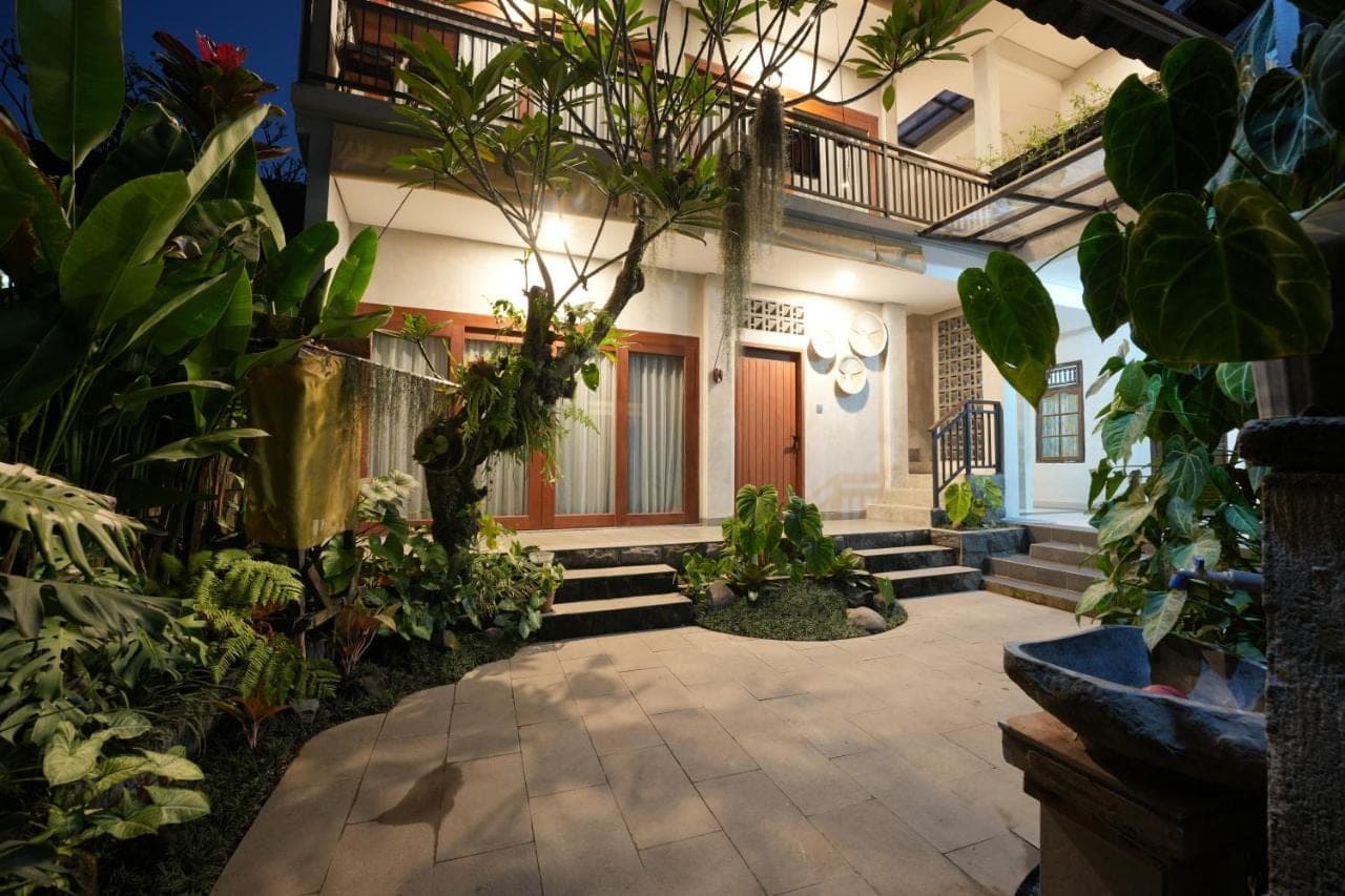 a courtyard of a house with a bunch of plants at Nuna House Ubud in Ubud