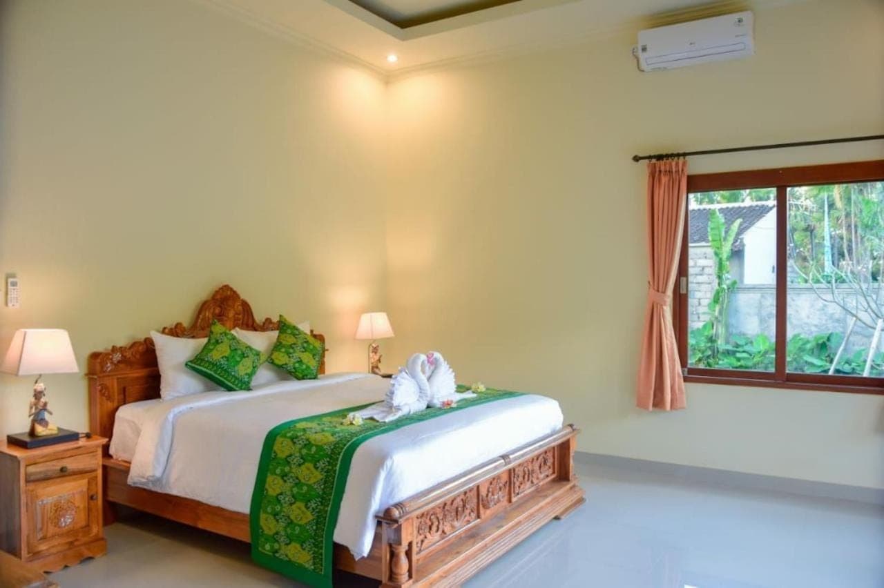 a bedroom with a bed and a window at Sukun Babonsay Villas in Amed