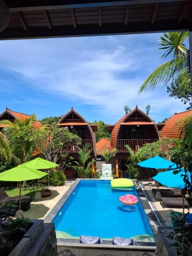 a view of the pool at the resort at Pondok Kembar Homestay in Uluwatu