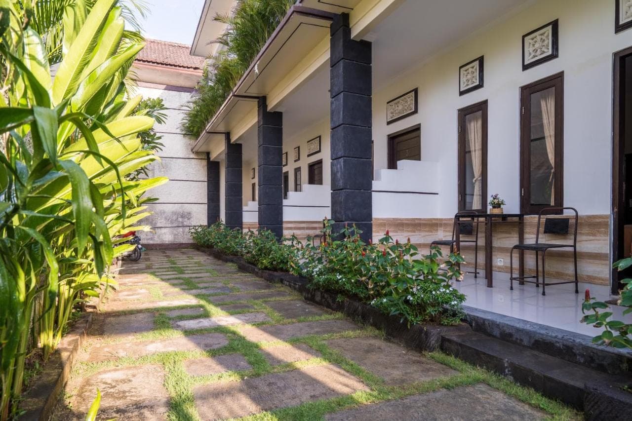 a courtyard of a house with plants at Kubu Lestari Homestay in Sanur