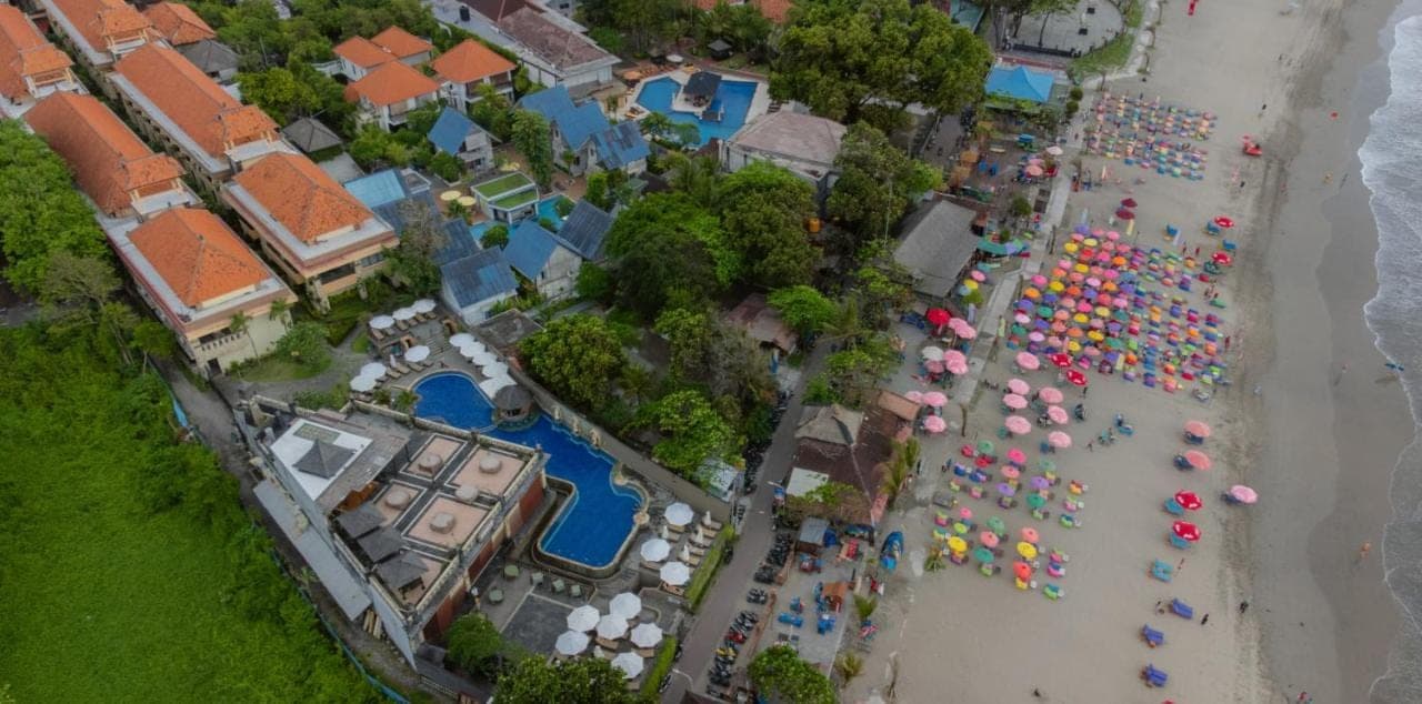 an overhead view of a beach with a bunch of umbrellas at Pelangi Bali Hotel &amp; Spa in Seminyak