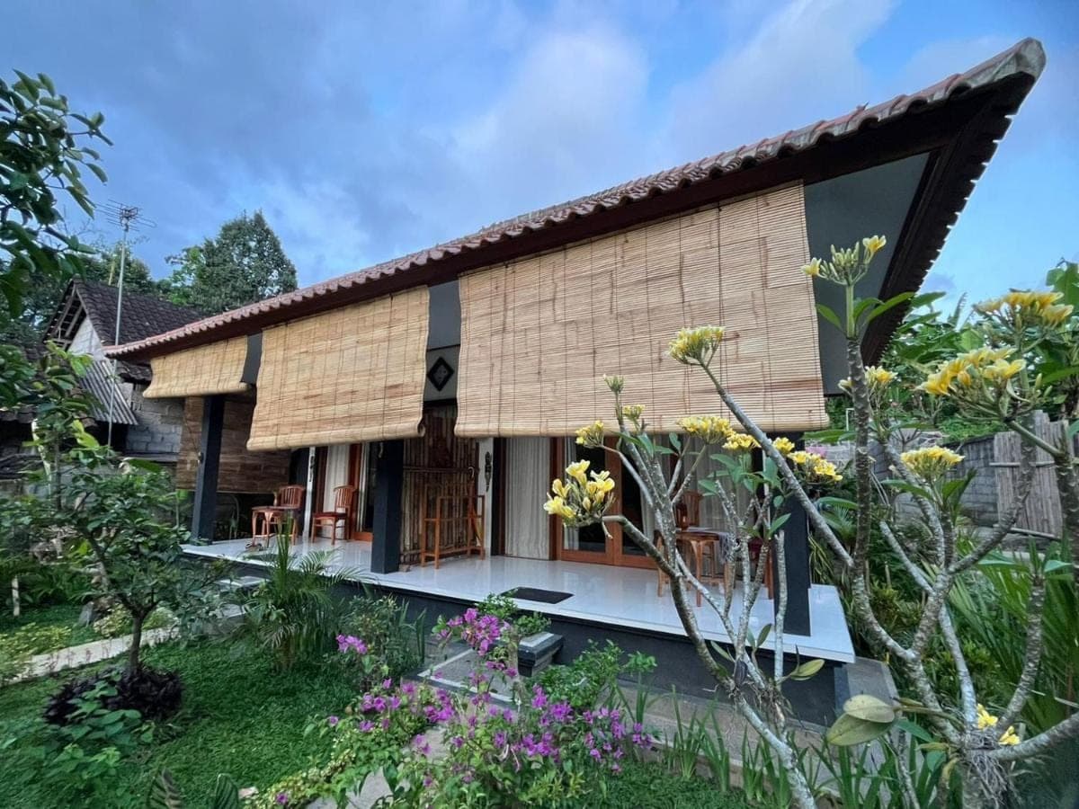 a house with a garden in front of it at Buntera Homestay Sidemen in Sidemen
