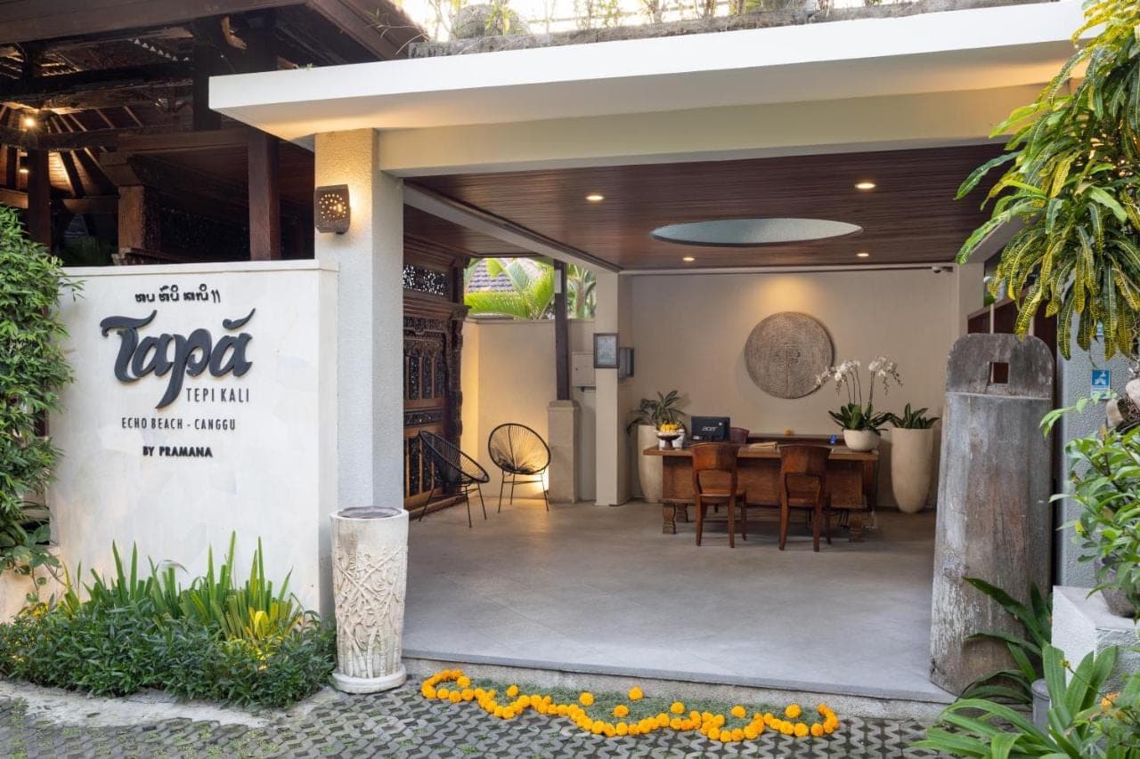 a restaurant with a dining room with a table at Tapa Tepi Kali Canggu in Canggu