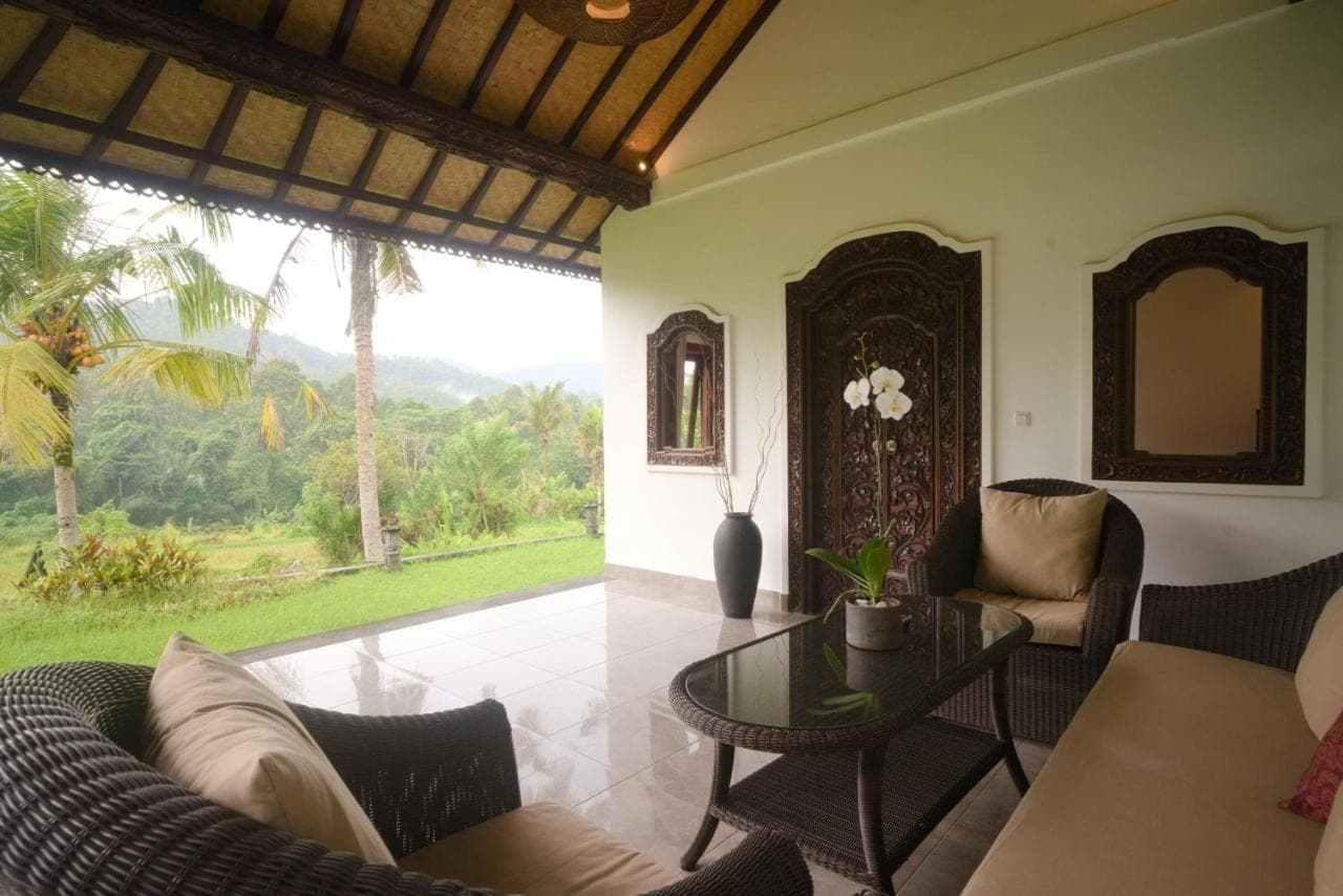 a living room with a table and chairs at Green Hill Bungalows in Sidemen