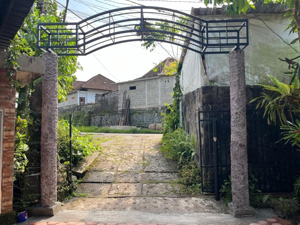 an entrance to a garden with an archway at Khrisna Hs and Cottages in Sidemen