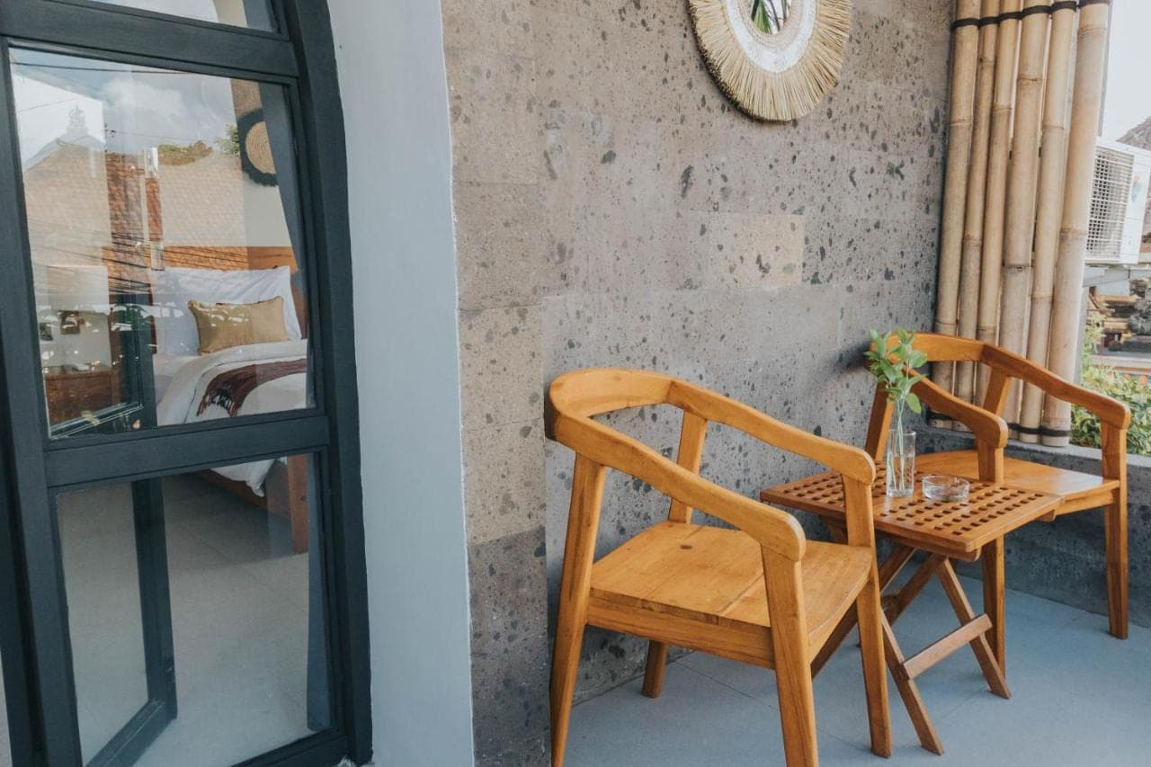 a dining room with a table and a chair at Tubobi House in Ubud