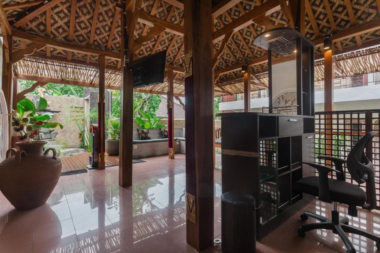 an open living room with a desk and a chair at Iconic Lodge Uluwatu in Uluwatu