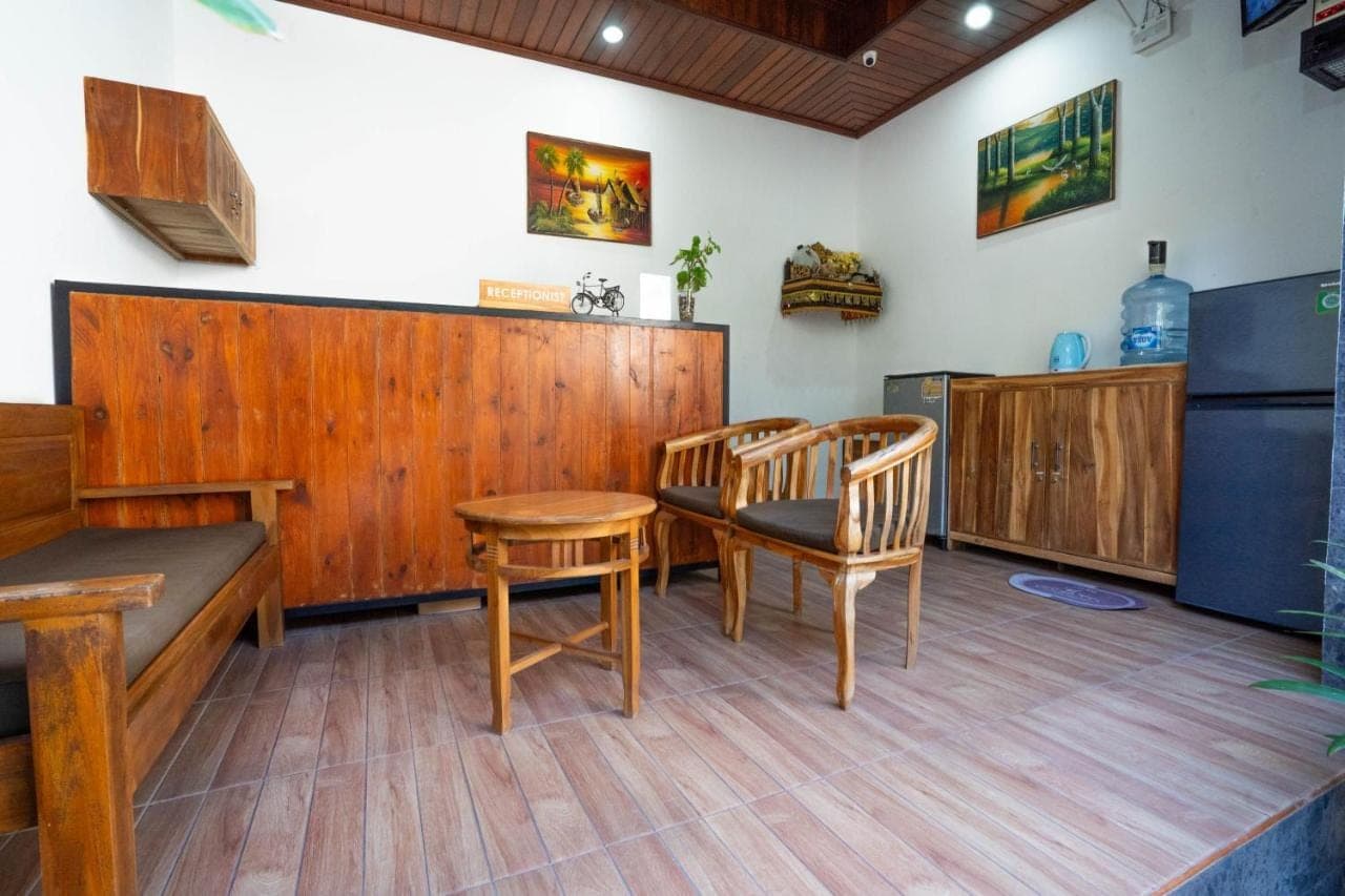 a dining room with two chairs and a table at Zaara Guesthouse Uluwatu in Uluwatu