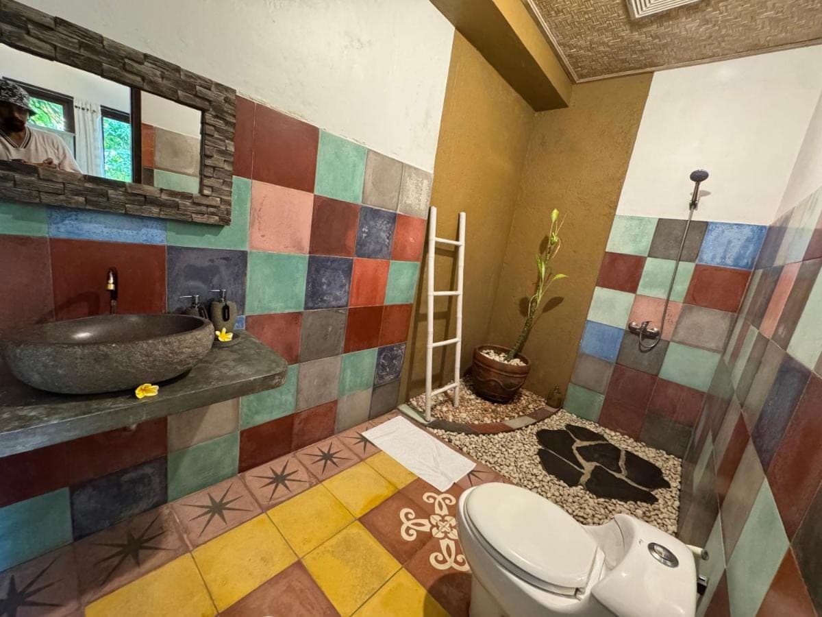 a bathroom with a sink and a toilet at Kanda Homestay in Sidemen