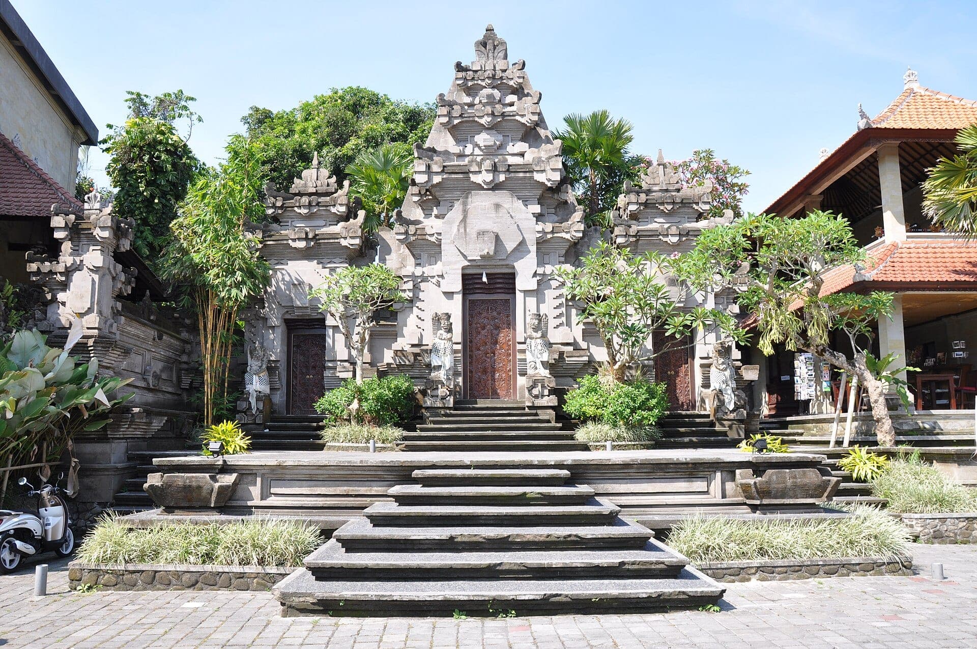 Puri Lukisan Museum building and grounds in Ubud