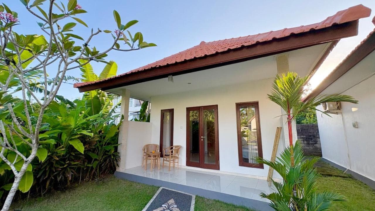 a guest house with a garden and a patio at ANANDA Bingin Guesthouse in Uluwatu