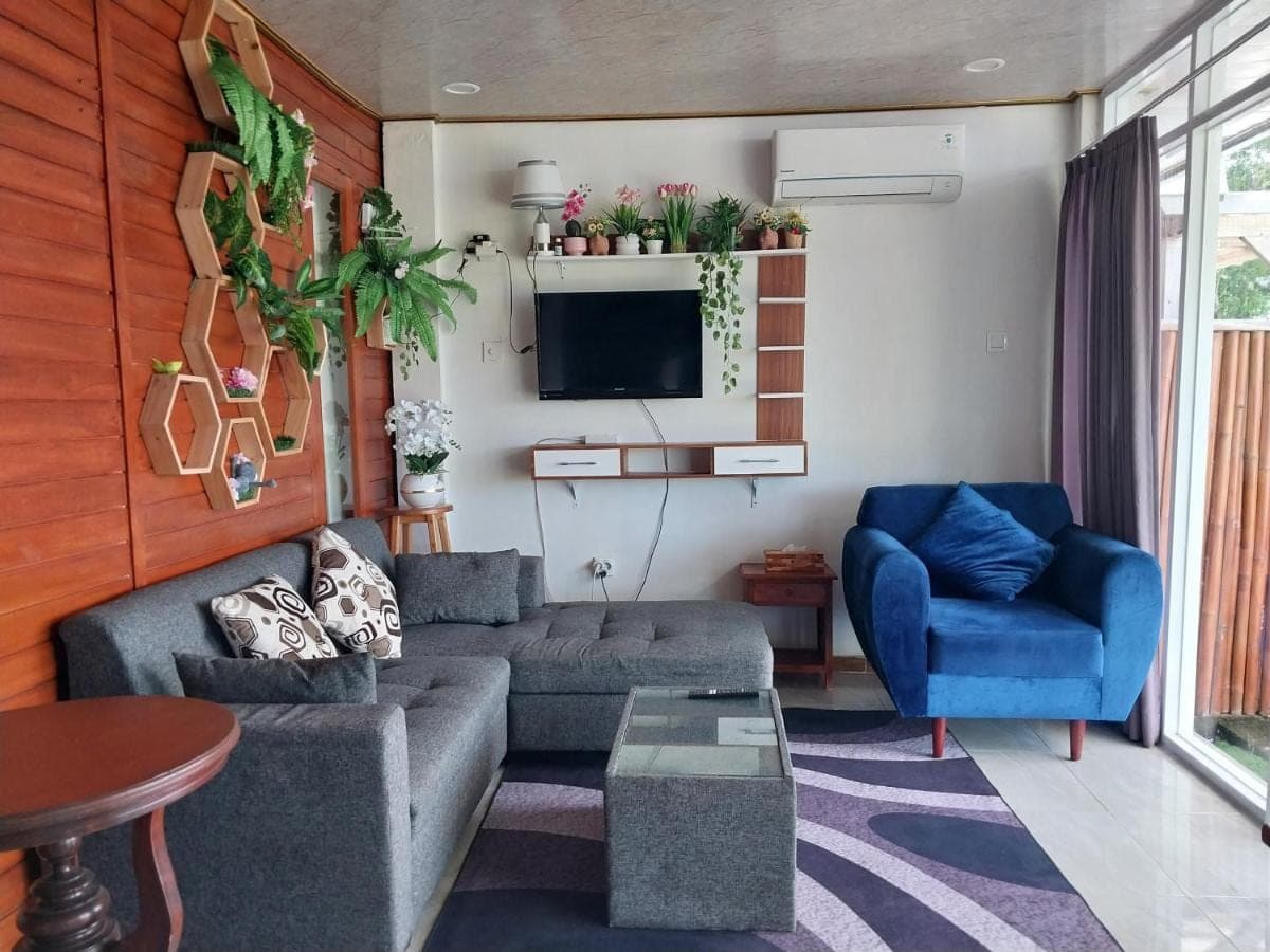 a living room with a couch and a tv at D,Jajang Guest House in Nusa Dua