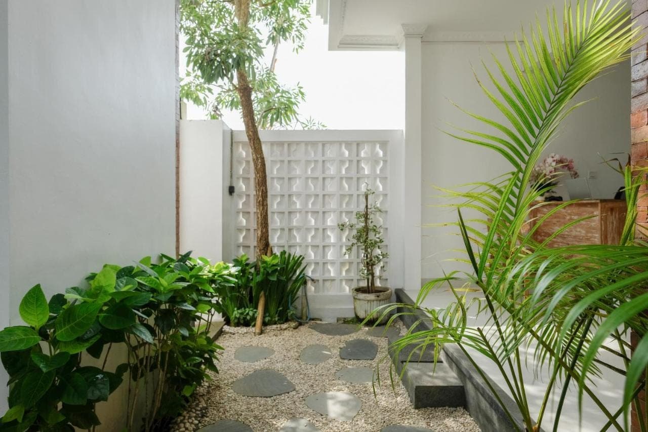 a courtyard with plants and a window at The Lavana Hi Inn Uluwatu in Uluwatu