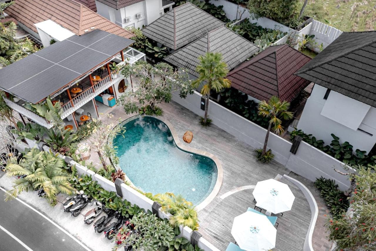 an overhead view of a swimming pool in front of a house at Ecozy Dijiwa Canggu in Canggu