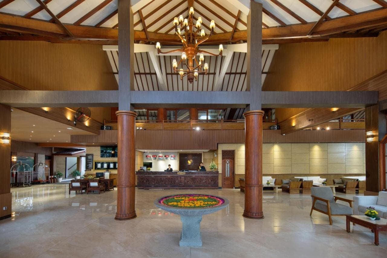 a large lobby with a chandelier and a fountain at Grand Istana Rama Hotel in Kuta