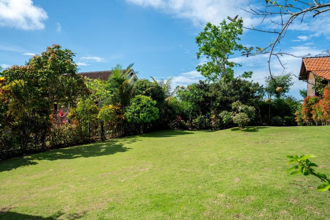 a large lawn in front of a house at Dream Breeze Village Uluwatu in Uluwatu
