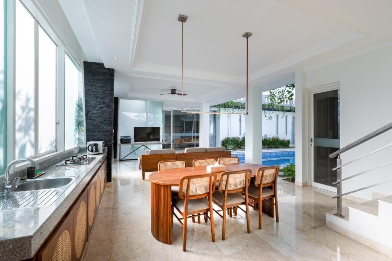 a kitchen and dining room with a table and chairs at Nunamkhalu Private Villa and Spa in Nusa Dua