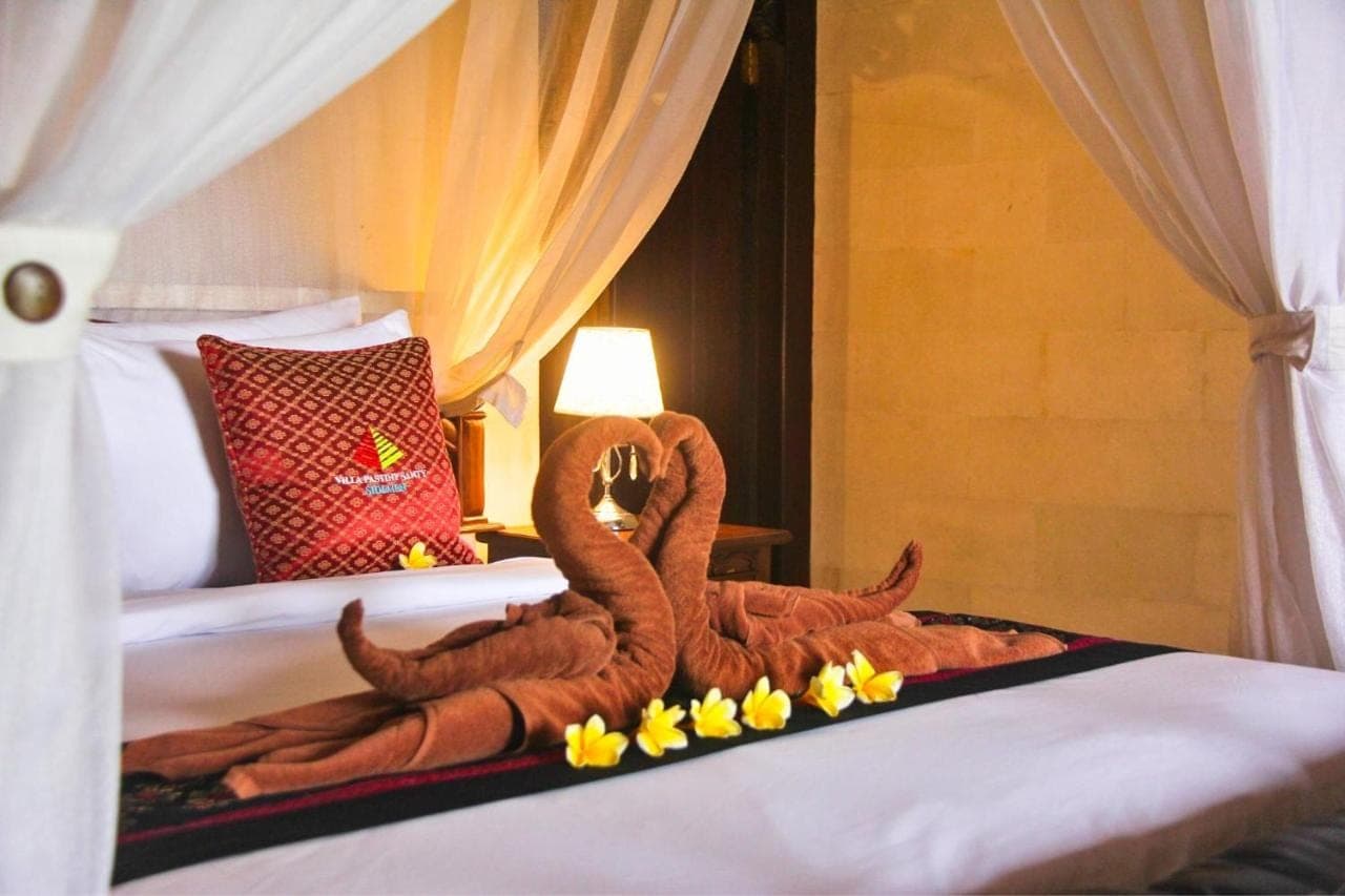 a bed with an animal made out of wood at Villa Pastiny Santy Sidemen in Sidemen