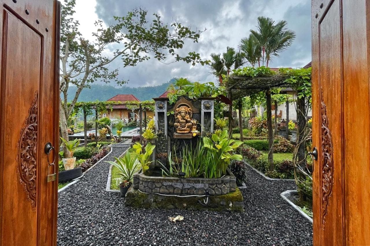 an open door to a garden with a house at Villa Pastiny Santy Sidemen in Sidemen