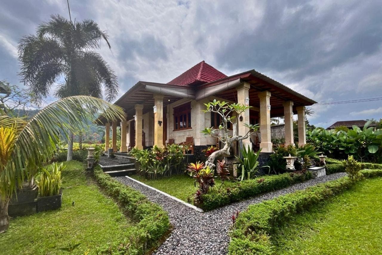 a house with a garden in front of it at Villa Pastiny Santy Sidemen in Sidemen