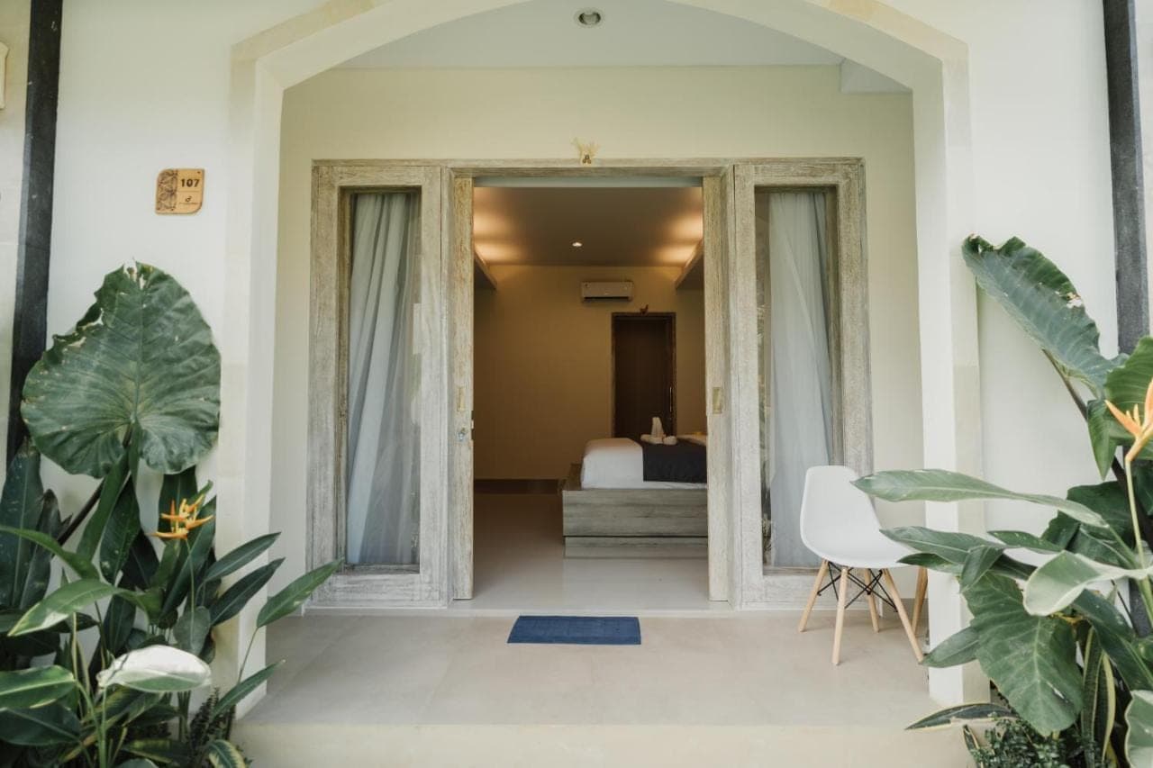 a hallway with a door leading to a bedroom at D'Leafy Seminyak in Seminyak
