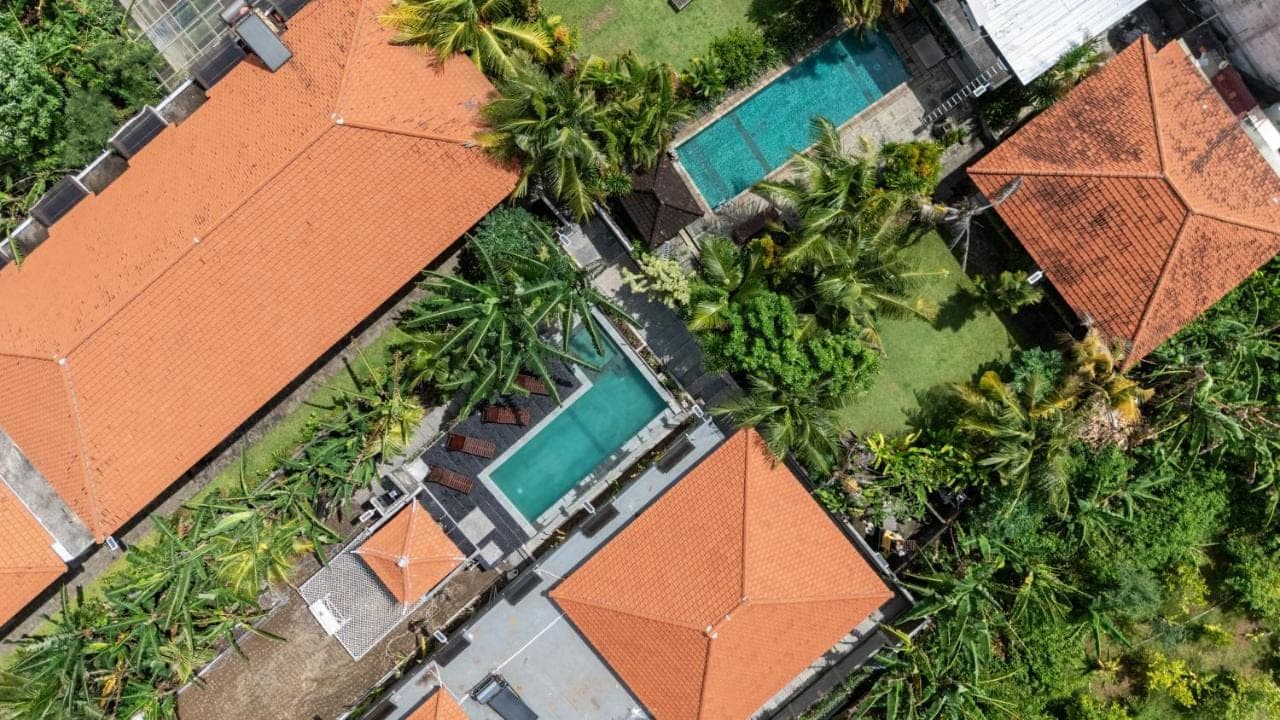 an overhead view of a resort with a swimming pool at Paranyogan Homestay in Uluwatu