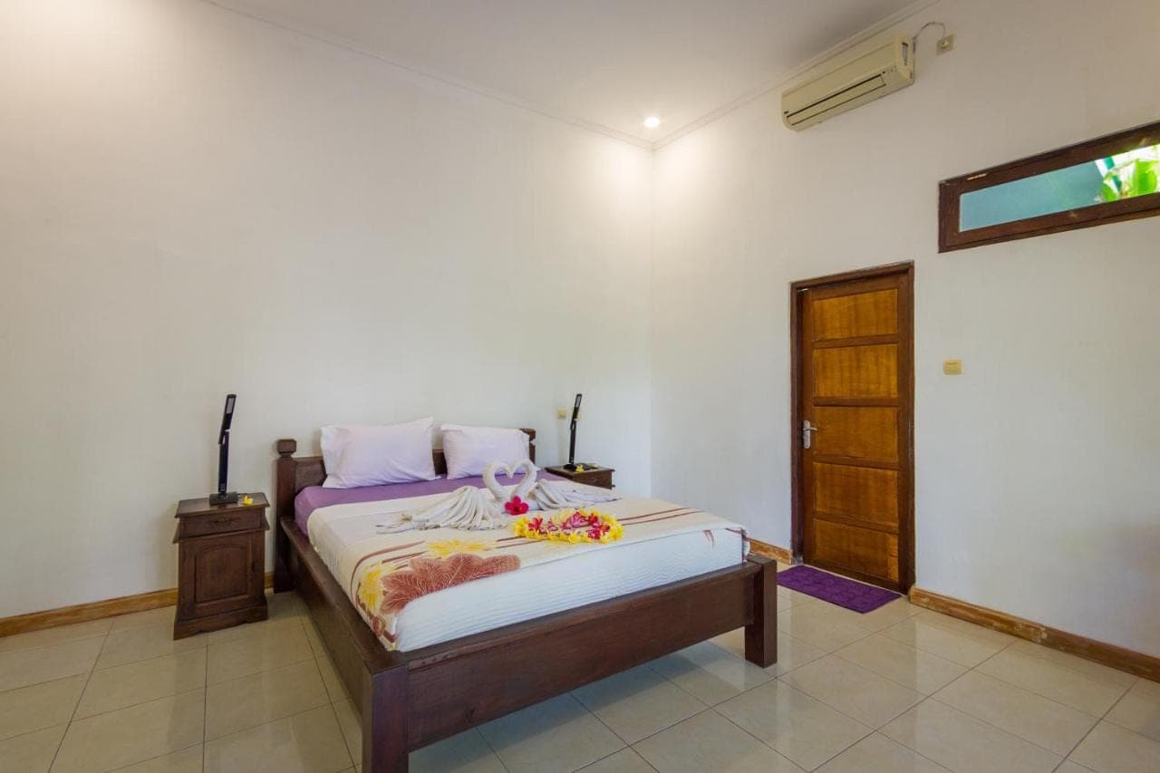 a bedroom with a bed with flowers on it at Oasis in Amed