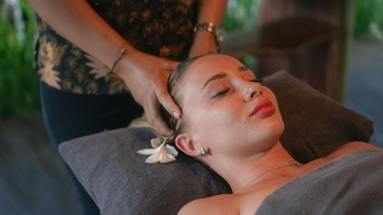 a woman getting her hair cut at a salon at Uluwatu Cottages in Uluwatu