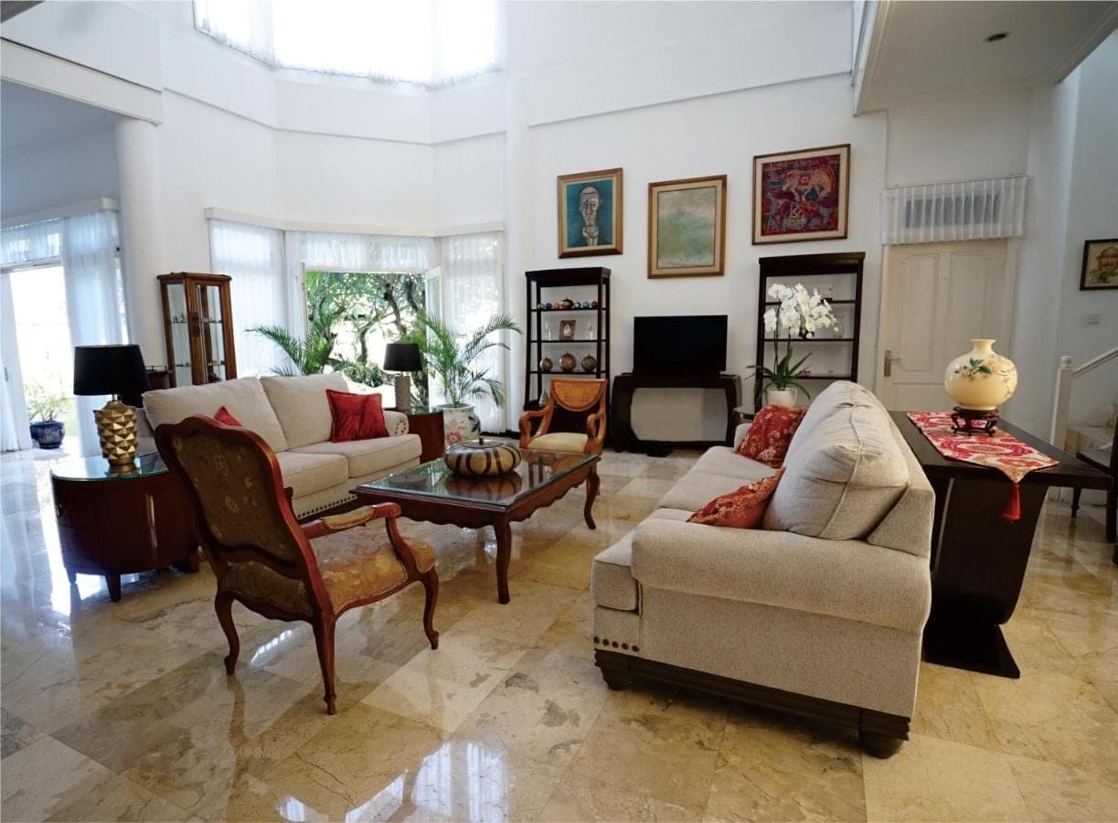 a living room with a couch and a table at Guildwood Villa Bali in Sanur