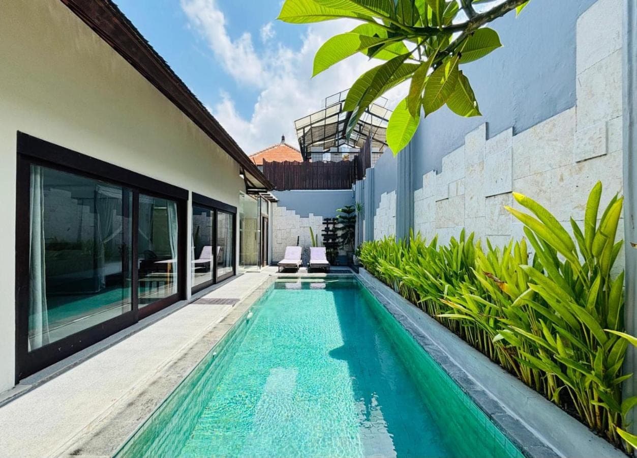 an infinity pool in the backyard of a villa at Zoe Villa Canggu Bali in Canggu
