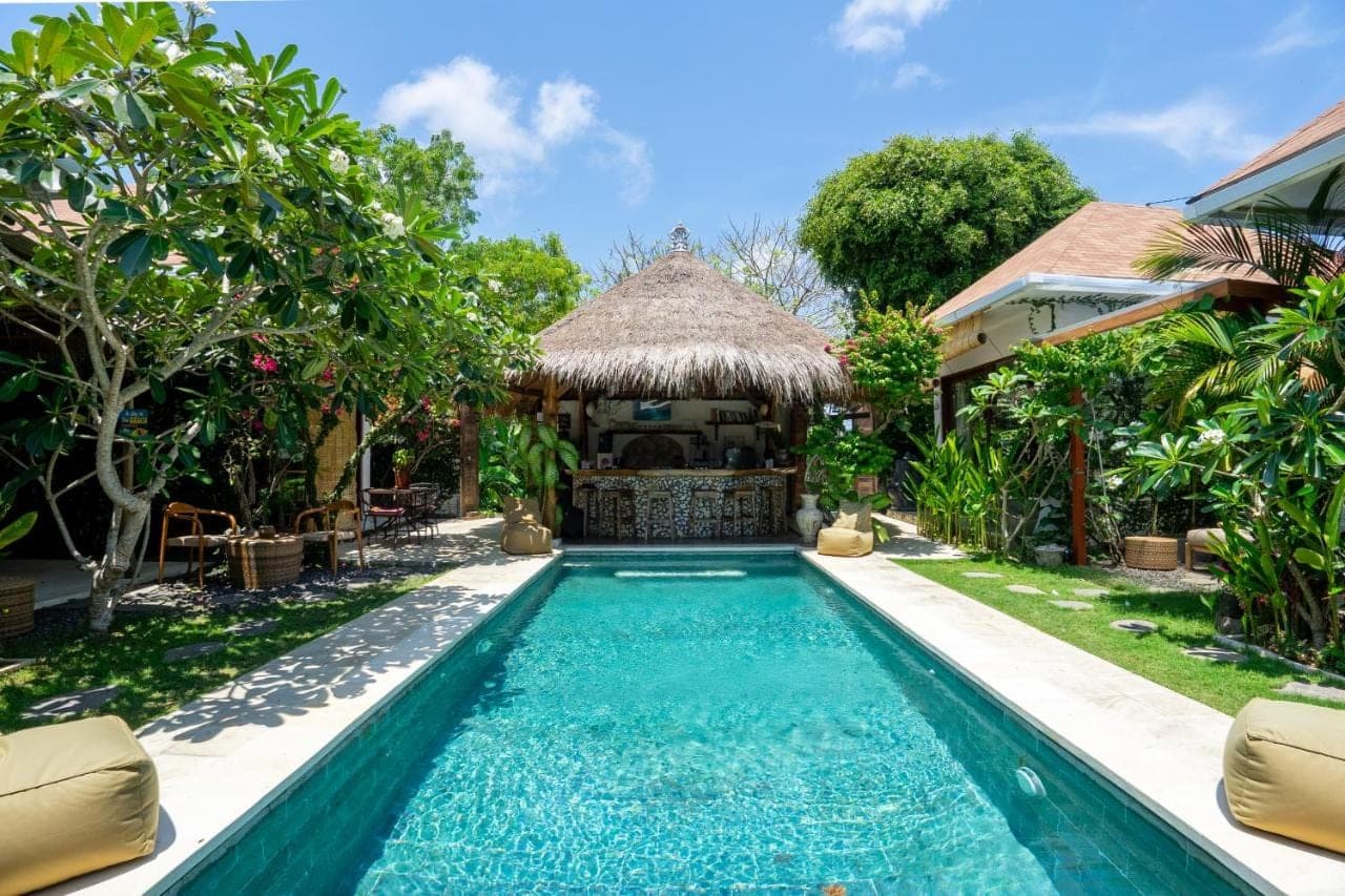 an image of a swimming pool in a villa at La Kreyiol in Uluwatu